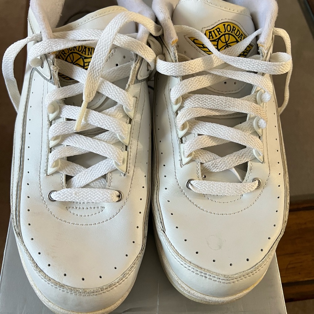 Jordan Retro 2 Low (GS) - size 7Y